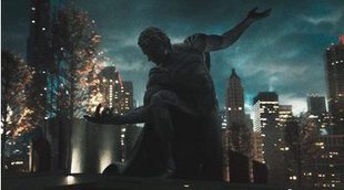 'Batman v Superman: El amanecer de la Justicia': Colosal nueva fotografía de la estatua de Clark Kent