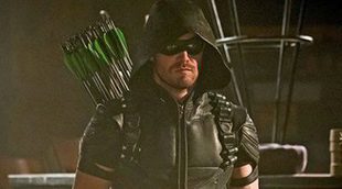 'Legends of Tomorrow': Stephen Amell se convierte en un viejo Oliver Queen en este avance