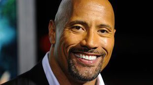 Dwayne Johnson visita un hospital infantil durante el descanso de 'Los vigilantes de la playa'