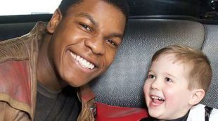 'Star Wars': John Boyega no puede ser más adorable visitando un hospital infantil vestido de Finn