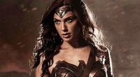 Gal Gadot bromea con Jimmy Kimmel sobre lo estrecho y corto que es el traje de Wonder Woman