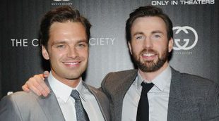 Chris Evans y Sebastian Stan presencian un beso apasionado entre el Capitán América y Bucky