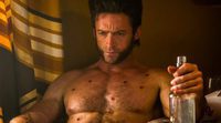 'Lobezno 3': Hugh Jackman escapa en una limusina tiroteada en las nuevas imágenes