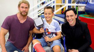 Thor y Loki visitan un hospital infantil durante el rodaje de 'Thor: Ragnarok'