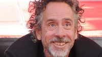 Tim Burton marca sus huellas frente al Teatro Chino de Hollywood junto a Winona Ryder