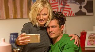 Desnudos en 'Easy': Orlando Bloom hace un trío con Malin Akerman y Kate Micucci