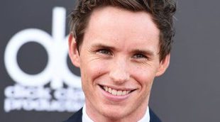 Eddie Redmayne le hace un truco de magia a Benedict Cumberbatch