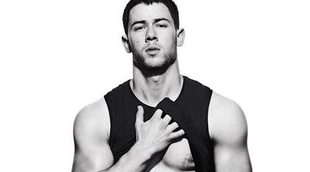 Nick Jonas muestra sus abdominales y todo lo demás que no es menos importante en la portada de Men's Fitness