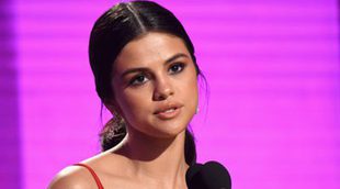 Selena Gomez reaparece en los American Music Awards y da un emotivo discurso: "Estaba completamente rota por dentro"