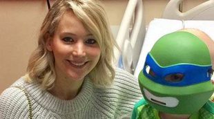 Jennifer Lawrence visita un hospital infantil en Kentucky por Navidad