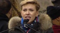 Scarlett Johansson reivindica los derechos de las mujeres en la Women's March y le cortan el micrófono