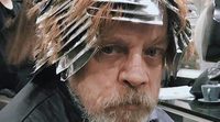 Mark Hamill descubre el lado oscuro del tinte y protagoniza estos locos memes de 'Star Wars' con su foto en la peluquería