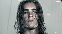 Brenton Thwaites: "Leí que Johnny Depp se había ido del rodaje. Estuve trabajando todo el día con él"