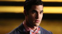 'American Crime Story': Darren Criss de 'Glee' posa desnudo con el bañador en la mano en el rodaje