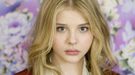 Chloë Grace Moretz está "enfadada y en shock" con la campaña promocional de 'Red Shoes & the 7 Dwarfs'