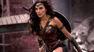 Un cine regala productos de limpieza y panfletos dietéticos en un pase para mujeres de 'Wonder Woman'