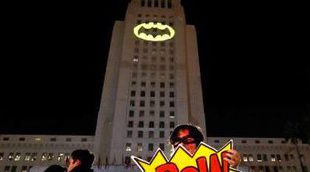 La bat-señal brilla en el ayuntamiento de Los Ángeles en homenaje a Adam West