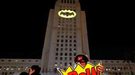 La bat-señal brilla en el ayuntamiento de Los Ángeles en homenaje a Adam West