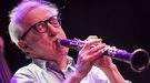 Dos activistas irrumpen el concierto de Woody Allen al grito de "acaben con la cultura del silencio"