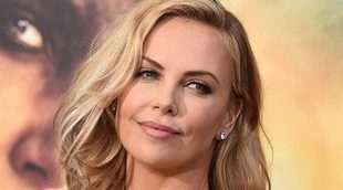 Charlize Theron a Chris Hemsworth sobre ser la próxima Agente 007: "Chris... ¿Recibiste el cheque que te envié?"