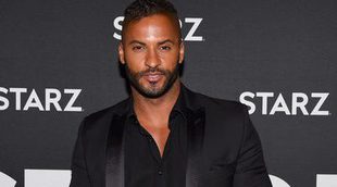 Ricky Whittle ('American Gods') canta desnudo en la ducha para Kristin Chenoweth