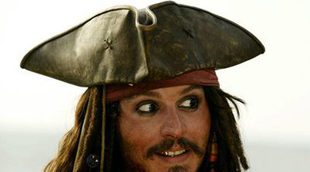 Johnny Depp lava un poco su imagen yendo de nuevo a un hospital como Jack Sparrow