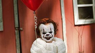 'It': Un adolescente convierte a su hermano pequeño en Pennywise en estas aterradoras fotos