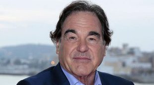 Oliver Stone acusado por la actriz y modelo Carrie Stevens por manosearla