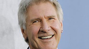 Harrison Ford ayuda a una mujer en un accidente en medio de una autopista