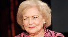 Betty White agradece su salud al vodka y los perritos calientes