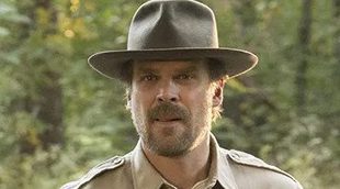 David Harbour ('Stranger Things') ha cumplido la promesa de posar en la foto de anuario de una fan