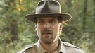 David Harbour ('Stranger Things') ha cumplido la promesa de posar en la foto de anuario de una fan