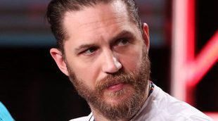 Tom Hardy muestra el tatuaje que se hizo por perder una apuesta contra Leonardo DiCaprio