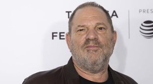 Aparece en Hollywood una estatua dorada de Harvey Weinstein en uno de sus famosos "castings de sofá"