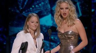 Oscar 2018: Jodie Foster entrega un premio en muletas y le echa la culpa a Meryl Streep