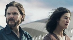 '7 Días en Entebbe': Daniel Brühl no tiene tiempo para bromas en este clip exclusivo