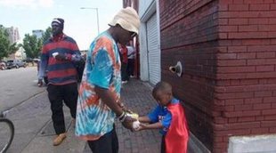 Este niño de 4 años se enfunda la capa de superhéroe para ayudar a los sin techo