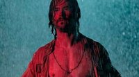 Chris Hemsworth enseña torso desnudo bajo la lluvia en la primera foto de 'Bad Times at the El Royale'