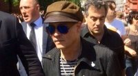 Johnny Depp aparece en Rusia con su banda y tiene un extraño encuentro con 40 mujeres