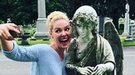 Katherine Heigl pide disculpas por hacerse estas fotos en un cementerio