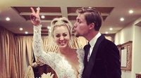 Jim Parsons y Melissa Rauch felicitan a Kaley Cuoco por su boda