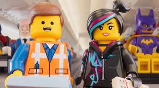 Los personajes de 'La LEGO Película 2' protagonizan el nuevo video de instrucciones de seguridad en un avión