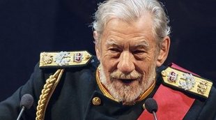 Ian McKellen se lesiona antes de una función de teatro, pero lo soluciona de la mejor forma posible