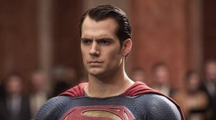 Henry Cavill aun tendría la capa de Superman en su armario, según su manager