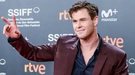 Chris Hemsworth presenta 'Malos Tiempos en El Royale' en San Sebastián junto a sus padres