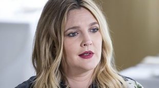 Drew Barrymore protagoniza una supuesta entrevista misógina en la revista de un avión