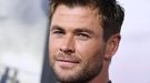 Chris Hemsworth recoge a un autoestopista y le invita a viajar en su helicóptero