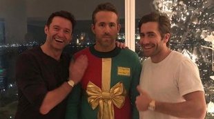 Hugh Jackman y Jake Gyllenhaal trollean a Ryan Reynolds en su cena de Navidad