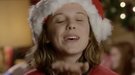 'Stranger things' te desea Feliz Navidad con sus protagonistas envolviendo regalos