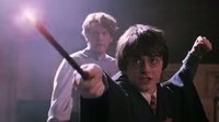 Dos chicos se vuelven virales por un peligroso duelo de magia a lo 'Harry Potter' con fuegos artificiales